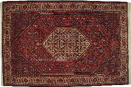 Das traditionelle Muster des Bidjars sorgt hier fr Akzente beim Moderne Wohnen.