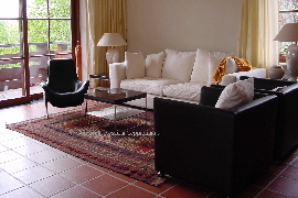 Der Nimbaf, eine Kombination aus Kelim und Knpfung, wirkt nicht nur durch seine reliefartige Struktur sondern besticht auch durch seine markante Ausstrahlung. 