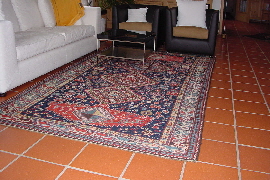 Dieser antike Schirwan setzt gerade durch sein Patina Akzente und sorgt fr ein stilvolles Wohnambiente, dem sich der Betrachter nicht entziehen kann.