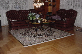 Ein klassischer Tbris besticht durch seine Eleganz und sorgt bei dieser rustikalen Einrichtung fr ein harmonischen Gesamtbild.