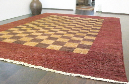 Moderner-Teppich:Der Gabbeh erinnert mit seinem schicken Karo-Muster an ein groes Schachbrett, ein echter Hingucker im Wohnzimmer.