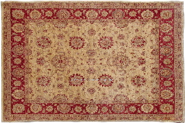 In gelungener Harmonie zeigt sich der Zieglerteppich im klassischen Designs in Beige, Elfenbein - und Goldfarben.