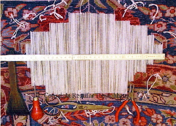 Die Haupt- und Schussketten wurden mit Original Material neu eingezogen.