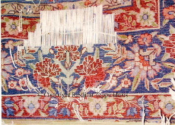 Der Teppich wurde zum Nachknüpfen auf einen Rahmen gespannt.