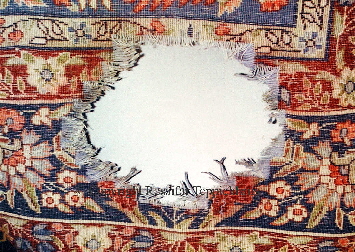 Bei ein Morscher Teppich, zerfällt die die Haupt- und Schussfäden des Teppichs.