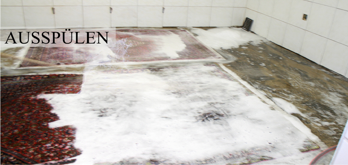 Teppich-ausspülen, Auf der Rückseite wird die Seife mit Hochdruck ausgespült.